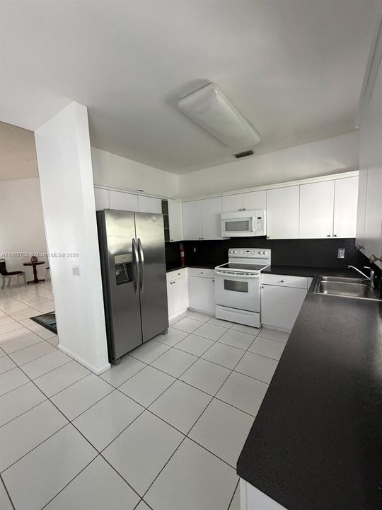 For Rent: $3,400 (3 beds, 2 baths, 1952 Square Feet)