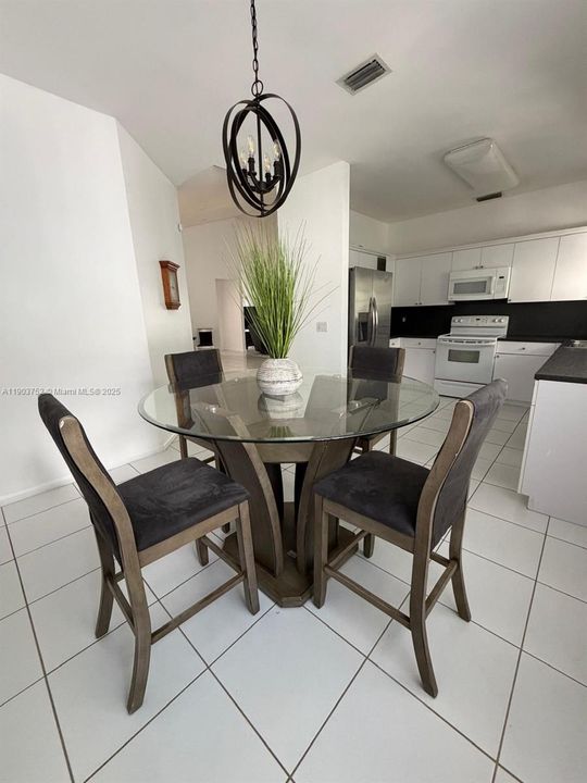 For Rent: $3,400 (3 beds, 2 baths, 1952 Square Feet)