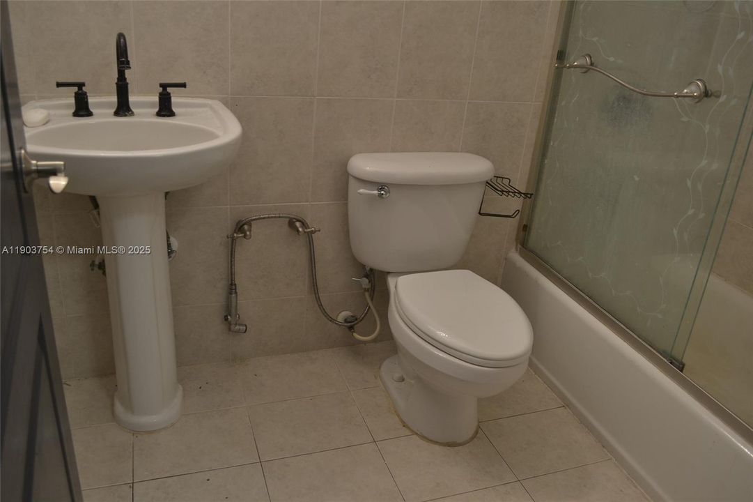 Под контрактом: $1,500 (1 спален, 1 ванн, 1593 Квадратных фут)