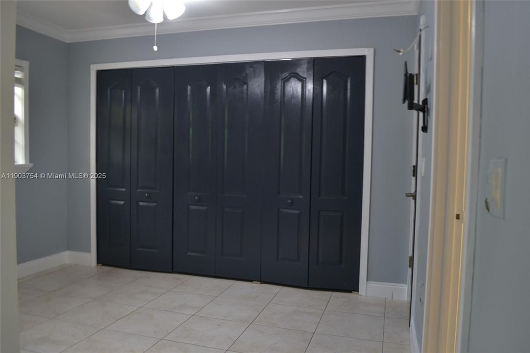 Под контрактом: $1,500 (1 спален, 1 ванн, 1593 Квадратных фут)