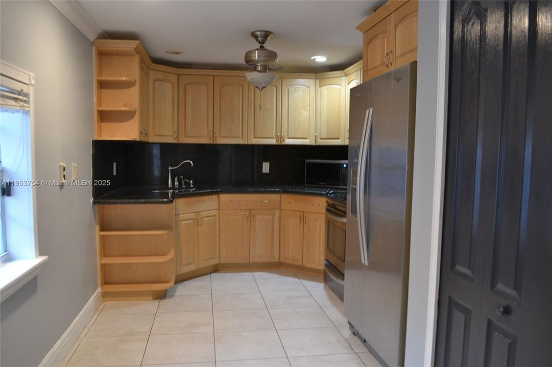 Под контрактом: $1,500 (1 спален, 1 ванн, 1593 Квадратных фут)