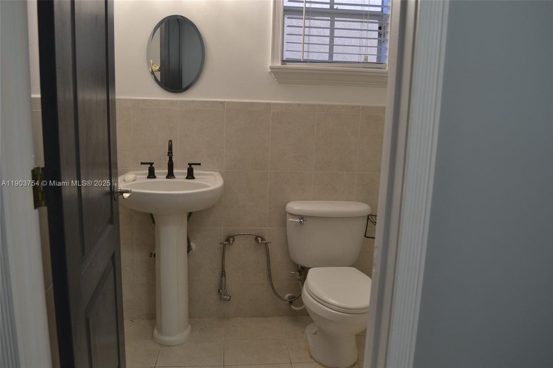 Под контрактом: $1,500 (1 спален, 1 ванн, 1593 Квадратных фут)