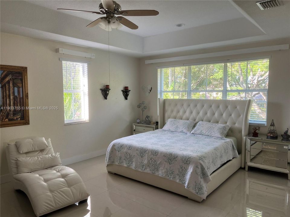 En Venta: $990,000 (5 camas, 4 baños, 3565 Pies cuadrados)