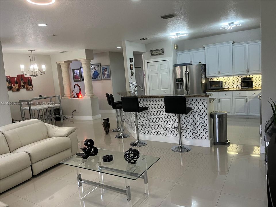 En Venta: $990,000 (5 camas, 4 baños, 3565 Pies cuadrados)