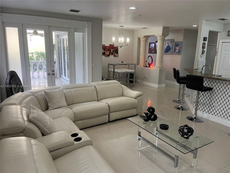 En Venta: $990,000 (5 camas, 4 baños, 3565 Pies cuadrados)