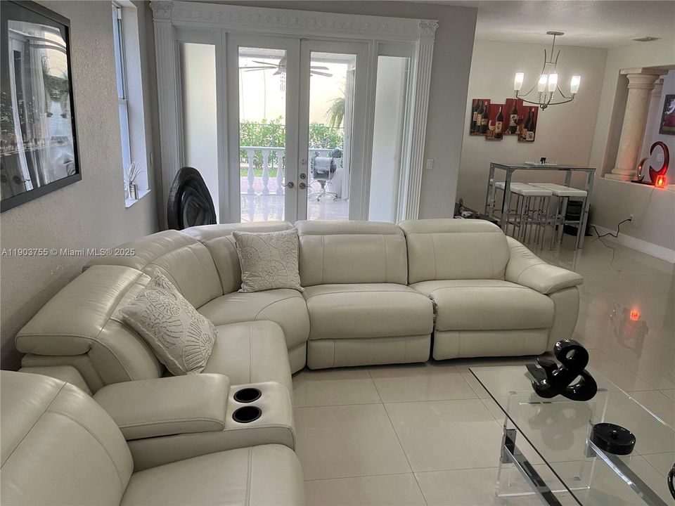 En Venta: $990,000 (5 camas, 4 baños, 3565 Pies cuadrados)