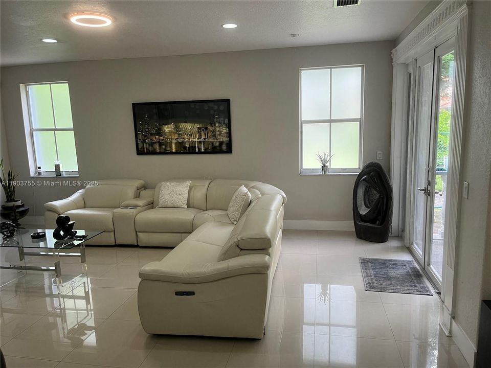 En Venta: $990,000 (5 camas, 4 baños, 3565 Pies cuadrados)