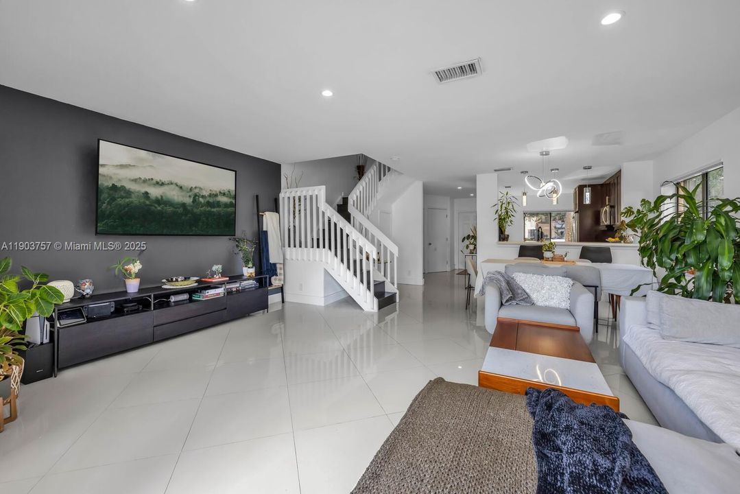 Active With Contract: $3,200 (3 beds, 2 baths, 1380 Square Feet)