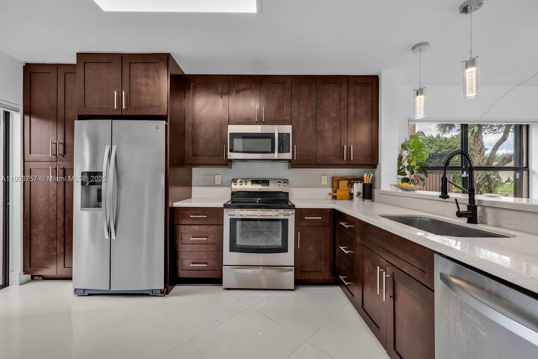 Active With Contract: $3,200 (3 beds, 2 baths, 1380 Square Feet)