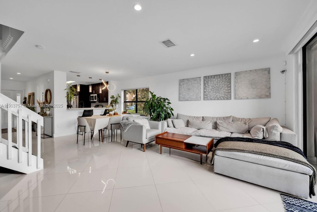 Active With Contract: $3,200 (3 beds, 2 baths, 1380 Square Feet)