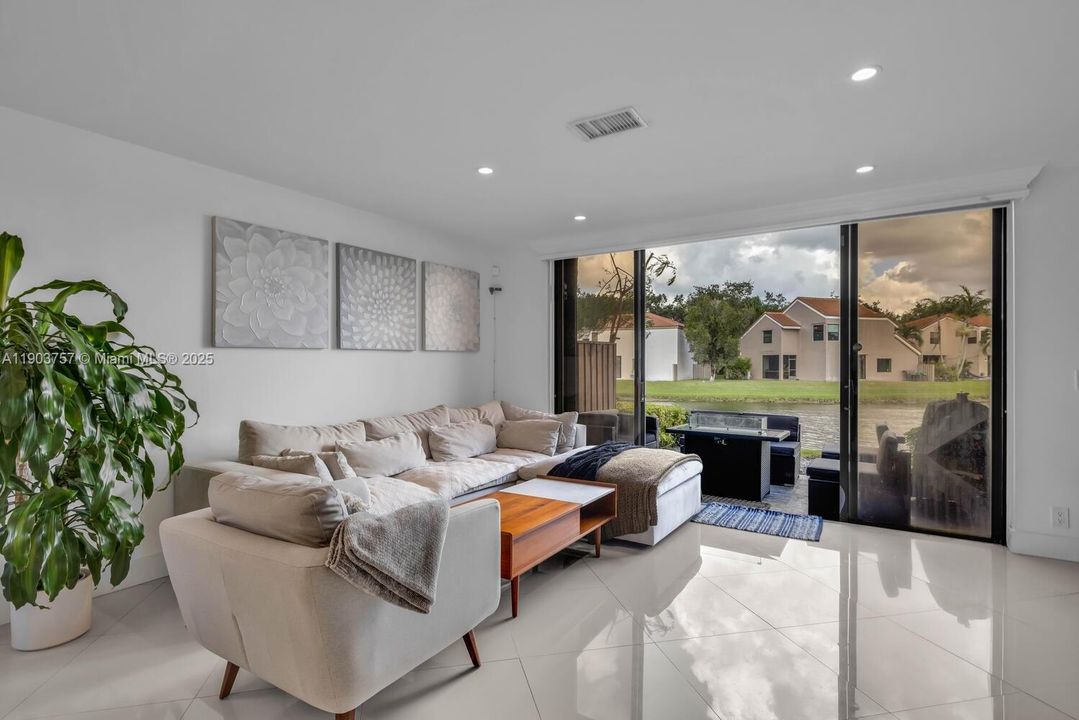 Active With Contract: $3,200 (3 beds, 2 baths, 1380 Square Feet)