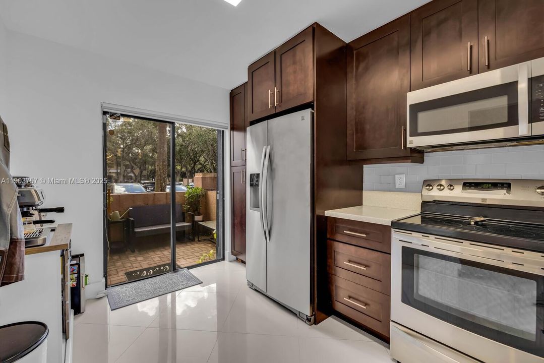 Active With Contract: $3,200 (3 beds, 2 baths, 1380 Square Feet)