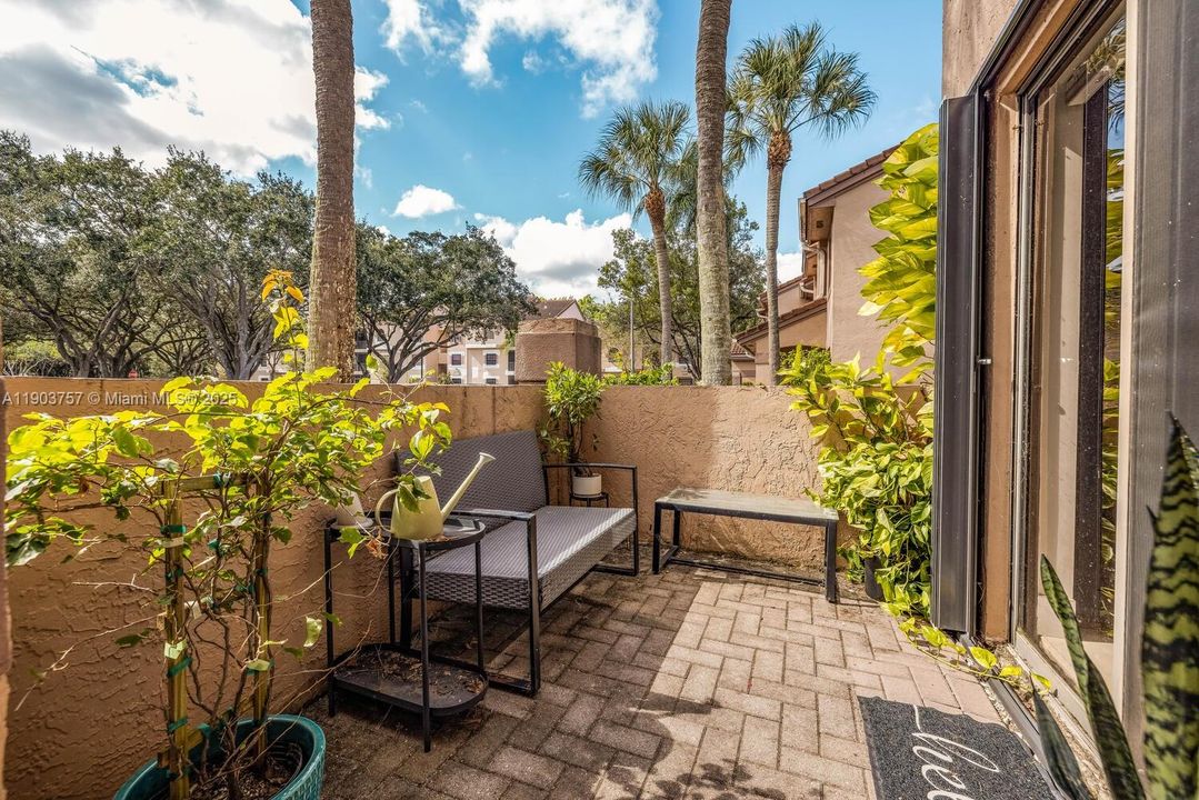 Active With Contract: $3,200 (3 beds, 2 baths, 1380 Square Feet)
