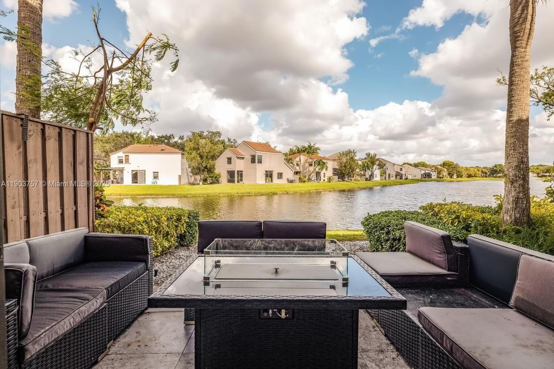 Active With Contract: $3,200 (3 beds, 2 baths, 1380 Square Feet)