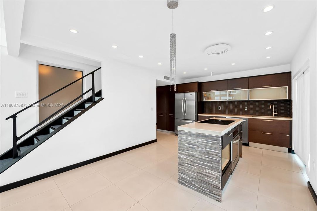 Recently Rented: $4,500 (3 beds, 2 baths, 1305 Square Feet)