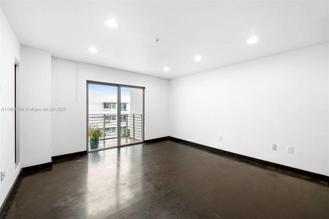 Recently Rented: $4,500 (3 beds, 2 baths, 1305 Square Feet)