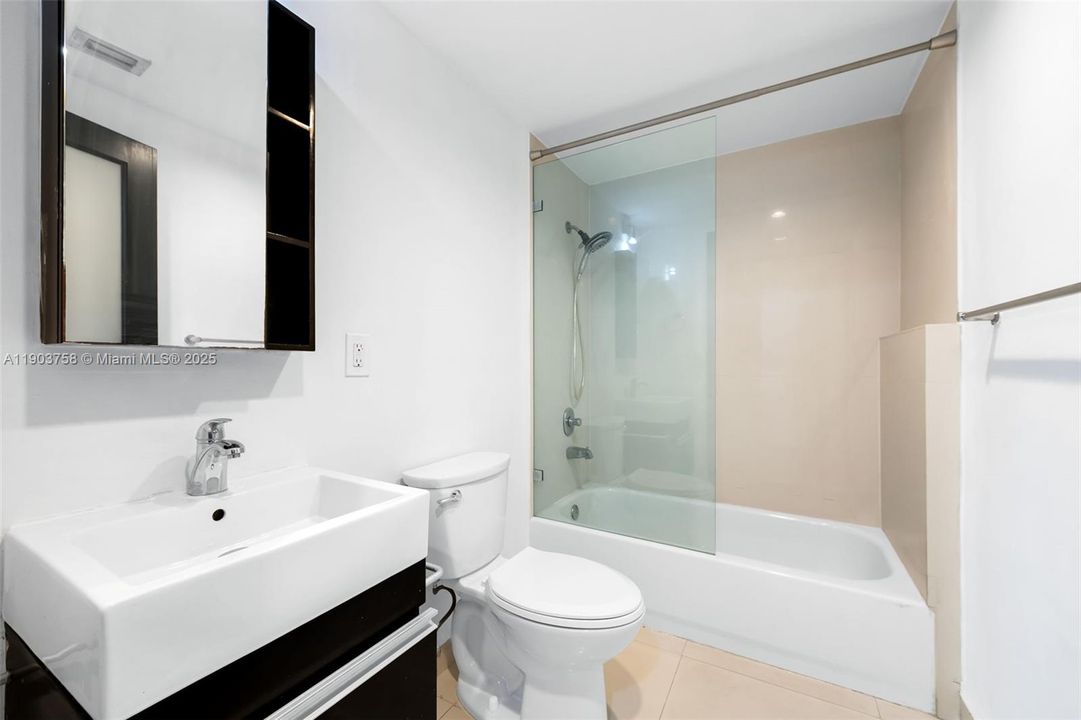 Recently Rented: $4,500 (3 beds, 2 baths, 1305 Square Feet)