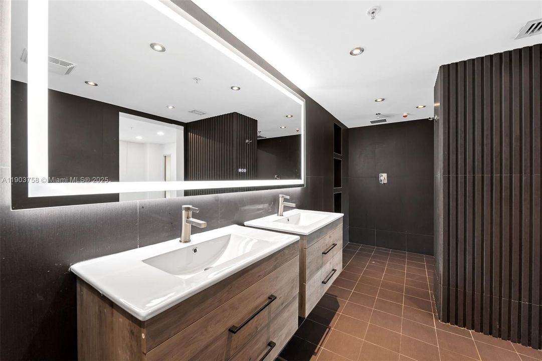 Recently Rented: $4,500 (3 beds, 2 baths, 1305 Square Feet)