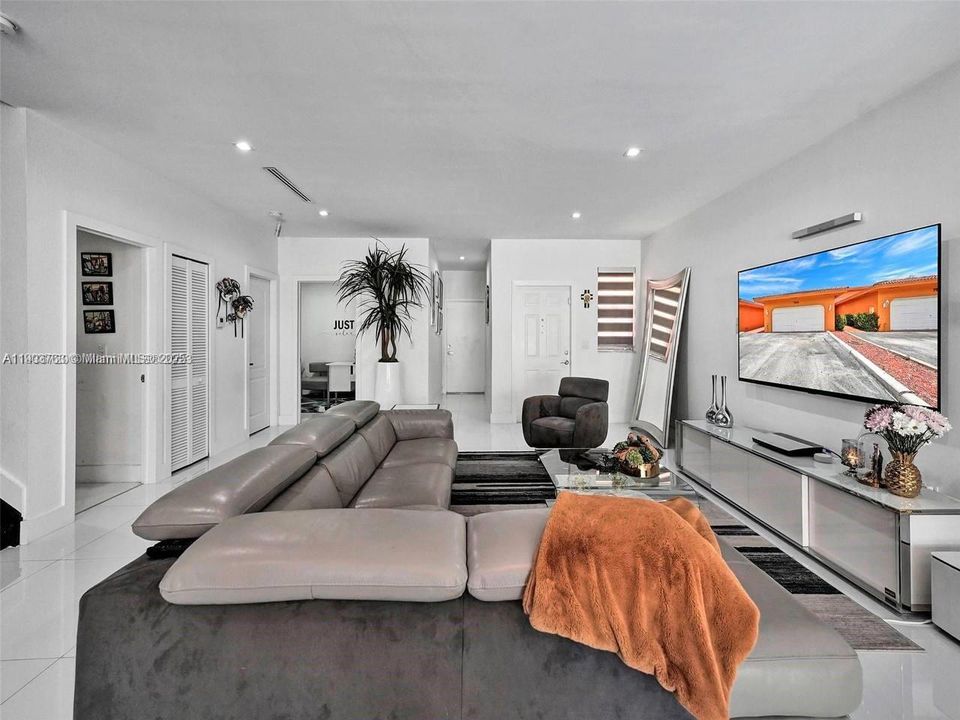 For Rent: $3,500 (3 beds, 3 baths, 1510 Square Feet)