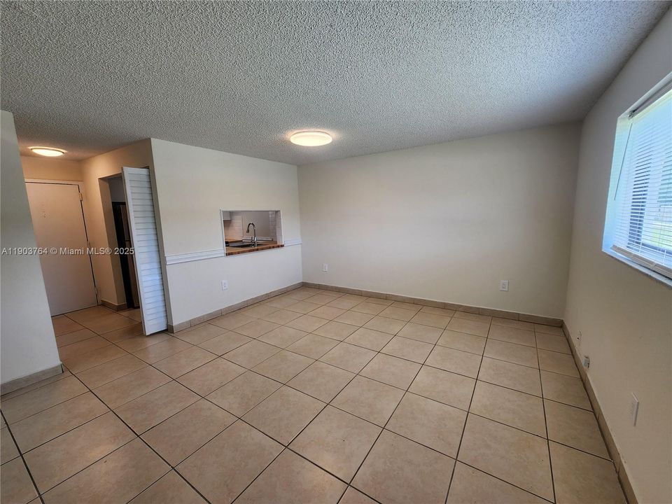 最近租的: $1,950 (2 贝兹, 1 浴室, 800 平方英尺)