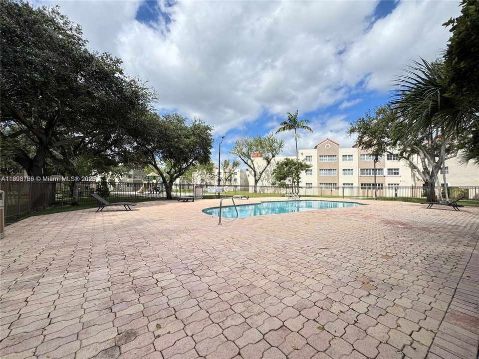 For Rent: $2,100 (2 beds, 2 baths, 1004 Square Feet)