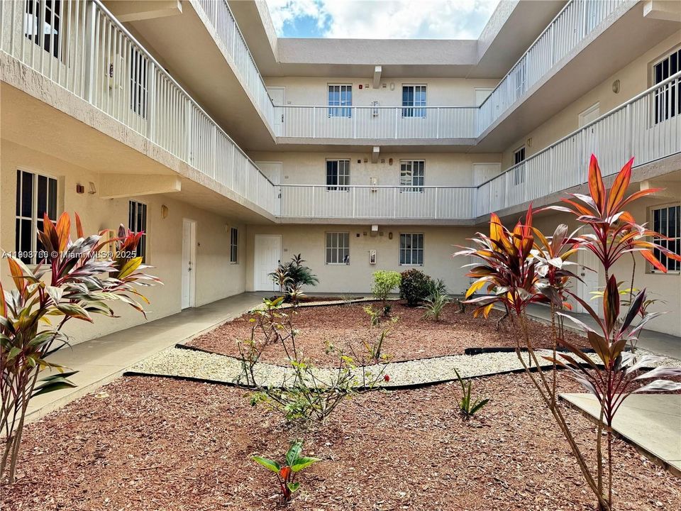 For Rent: $2,100 (2 beds, 2 baths, 1004 Square Feet)