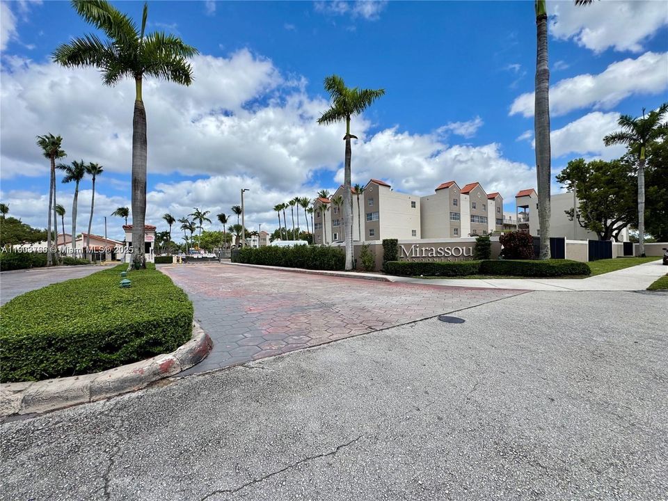 For Rent: $2,100 (2 beds, 2 baths, 1004 Square Feet)