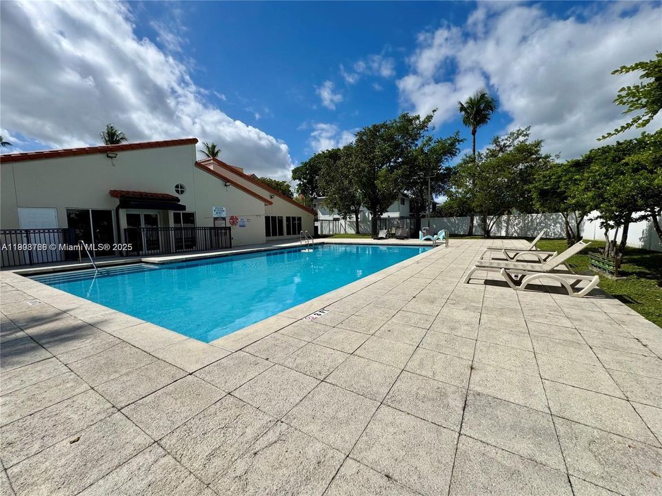 For Rent: $2,100 (2 beds, 2 baths, 1004 Square Feet)