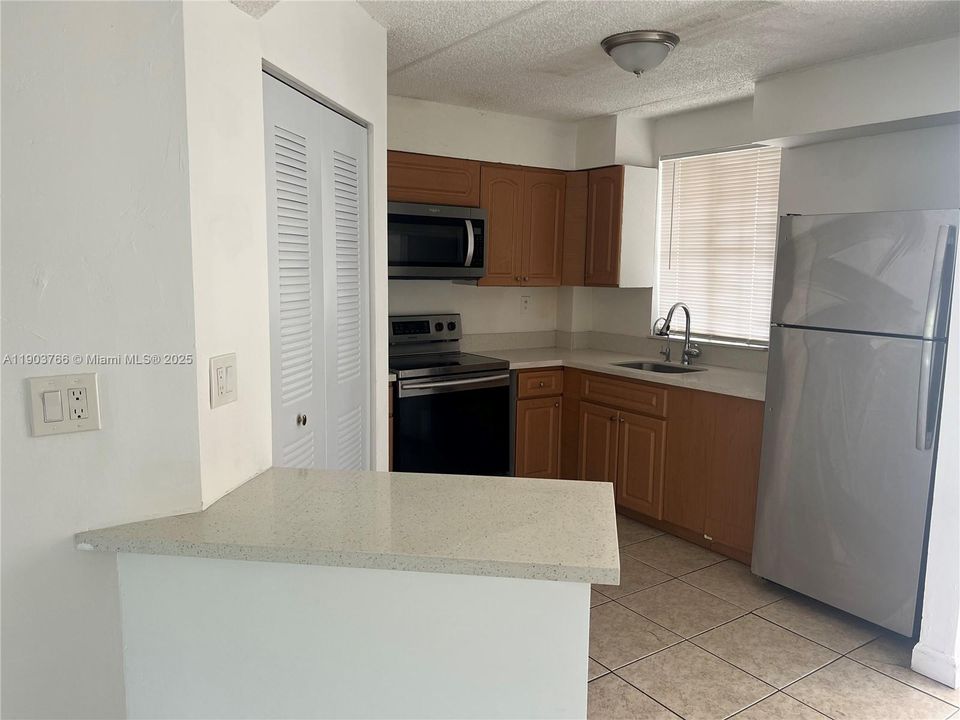 For Rent: $2,100 (2 beds, 2 baths, 1004 Square Feet)