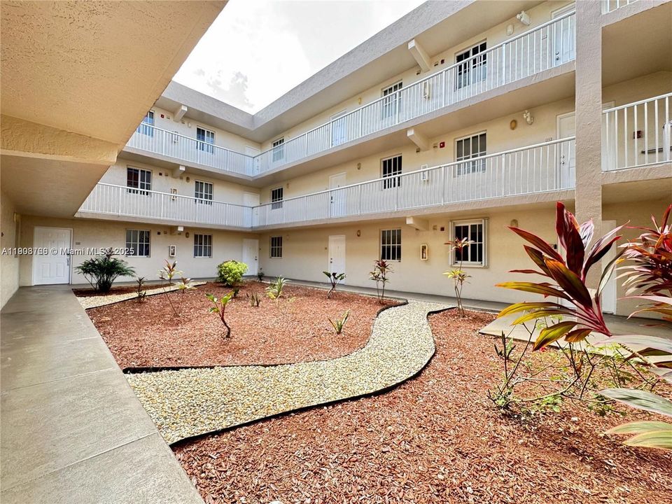 For Rent: $2,100 (2 beds, 2 baths, 1004 Square Feet)