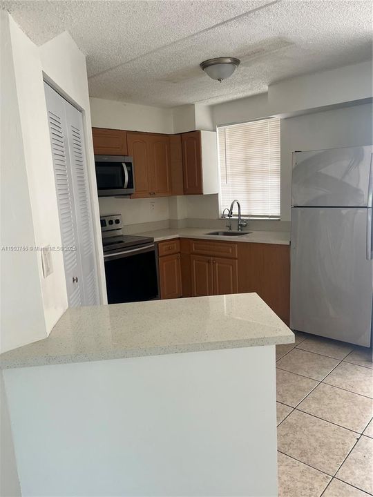 For Rent: $2,100 (2 beds, 2 baths, 1004 Square Feet)