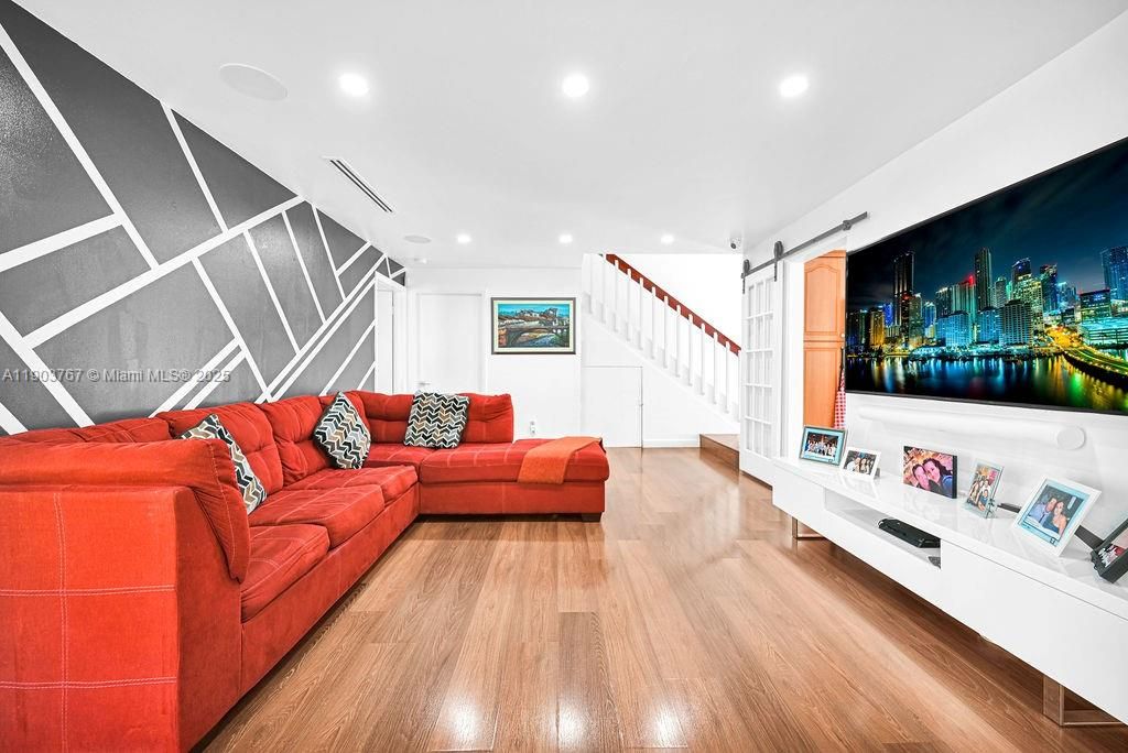 En Venta: $399,000 (3 camas, 2 baños, 1245 Pies cuadrados)