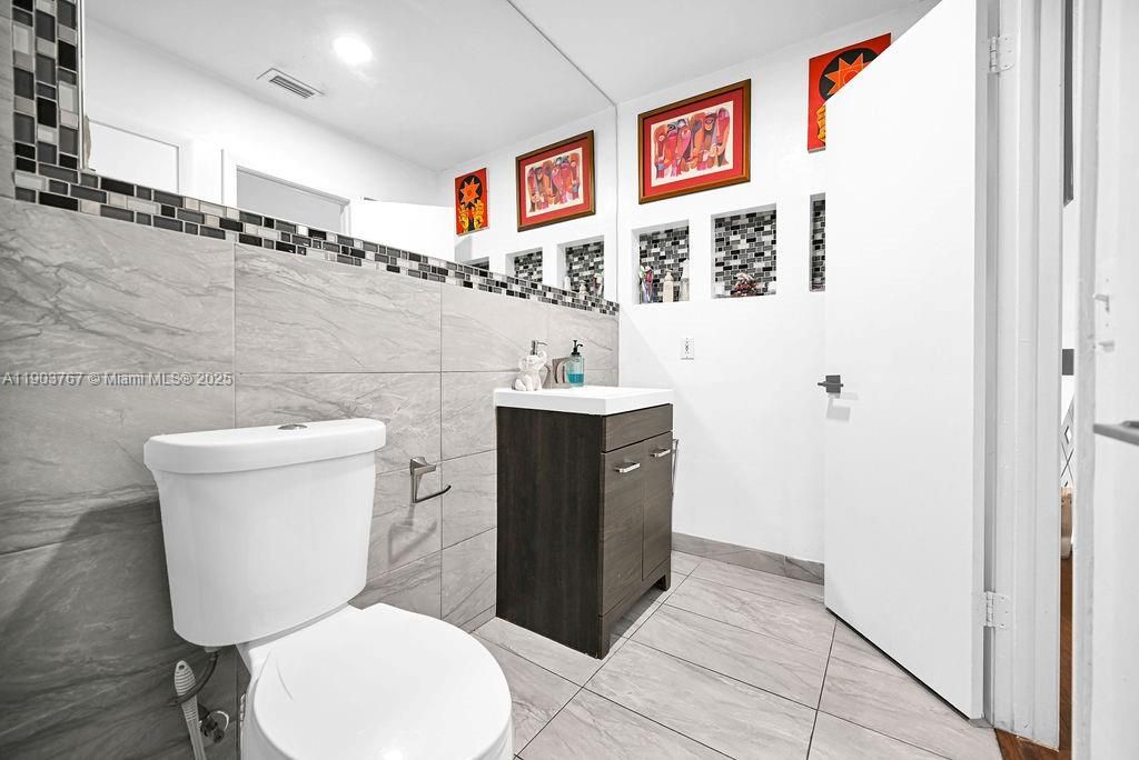 En Venta: $399,000 (3 camas, 2 baños, 1245 Pies cuadrados)