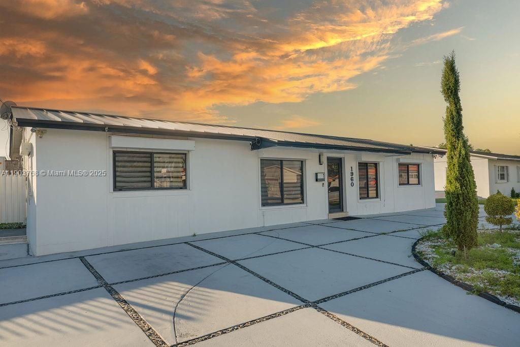 For Sale: $750,000 (3 beds, 2 baths, 1350 Square Feet)