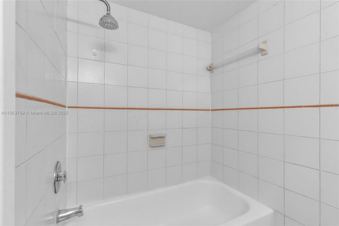 Active With Contract: $1,850 (1 beds, 1 baths, 620 Square Feet)