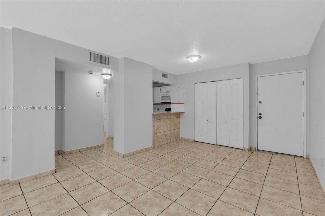 Active With Contract: $1,850 (1 beds, 1 baths, 620 Square Feet)