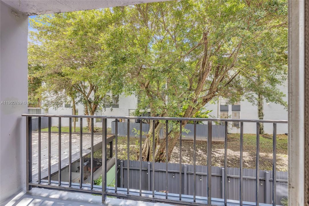 Active With Contract: $1,850 (1 beds, 1 baths, 620 Square Feet)