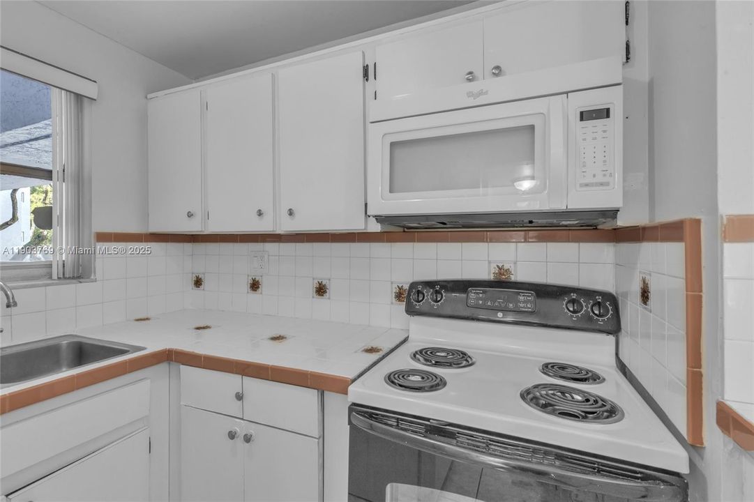 Active With Contract: $1,850 (1 beds, 1 baths, 620 Square Feet)