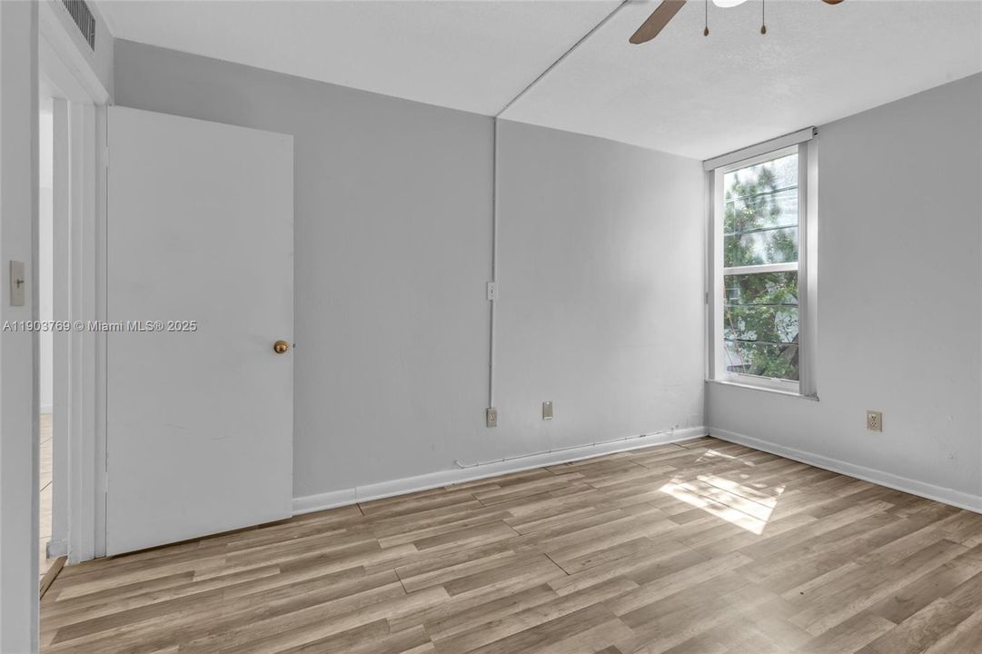 Active With Contract: $1,850 (1 beds, 1 baths, 620 Square Feet)