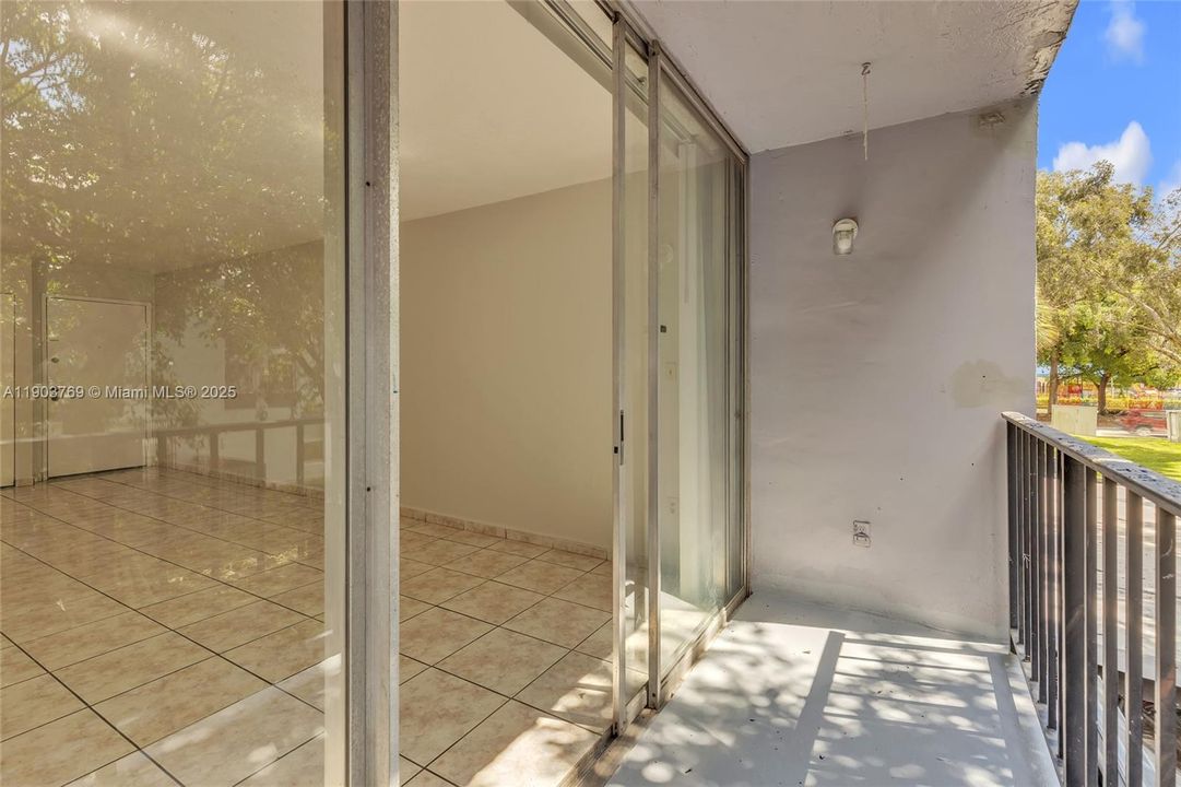 Active With Contract: $1,850 (1 beds, 1 baths, 620 Square Feet)