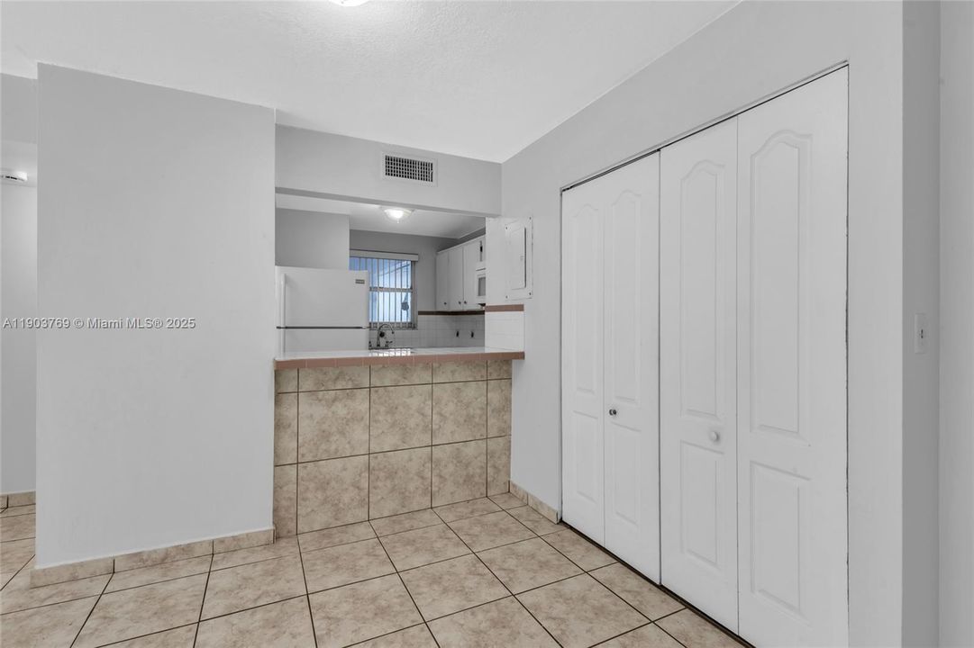Active With Contract: $1,850 (1 beds, 1 baths, 620 Square Feet)