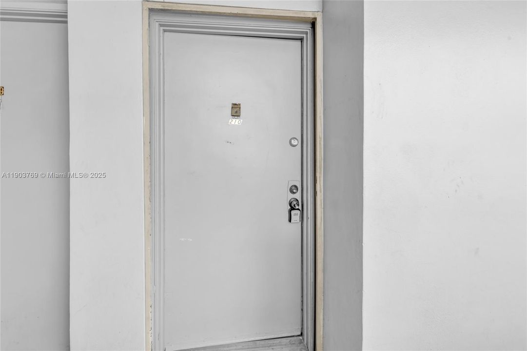 Active With Contract: $1,850 (1 beds, 1 baths, 620 Square Feet)