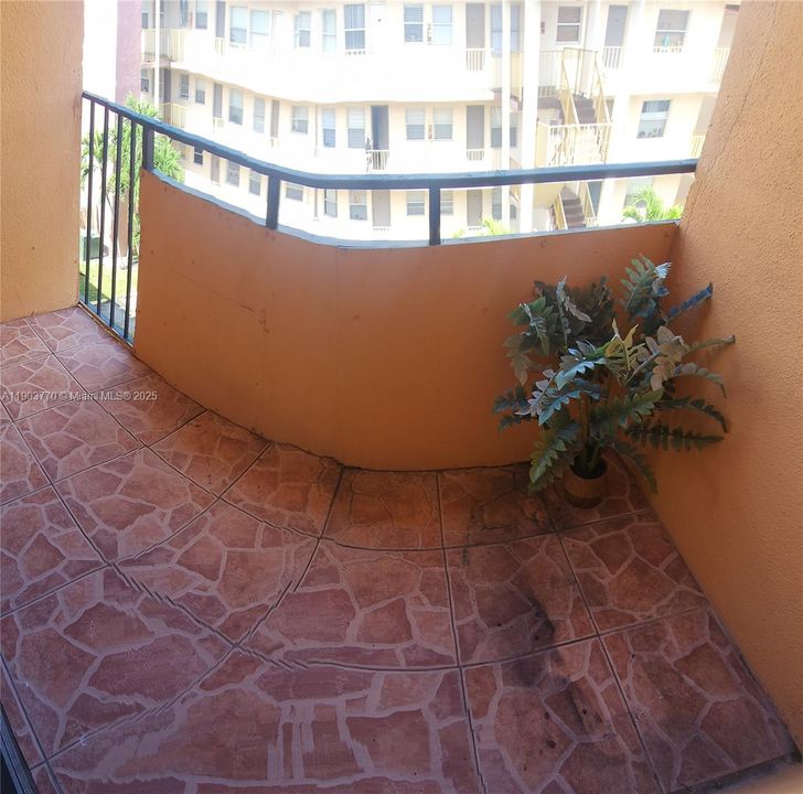 For Rent: $1,674 (1 beds, 1 baths, 610 Square Feet)