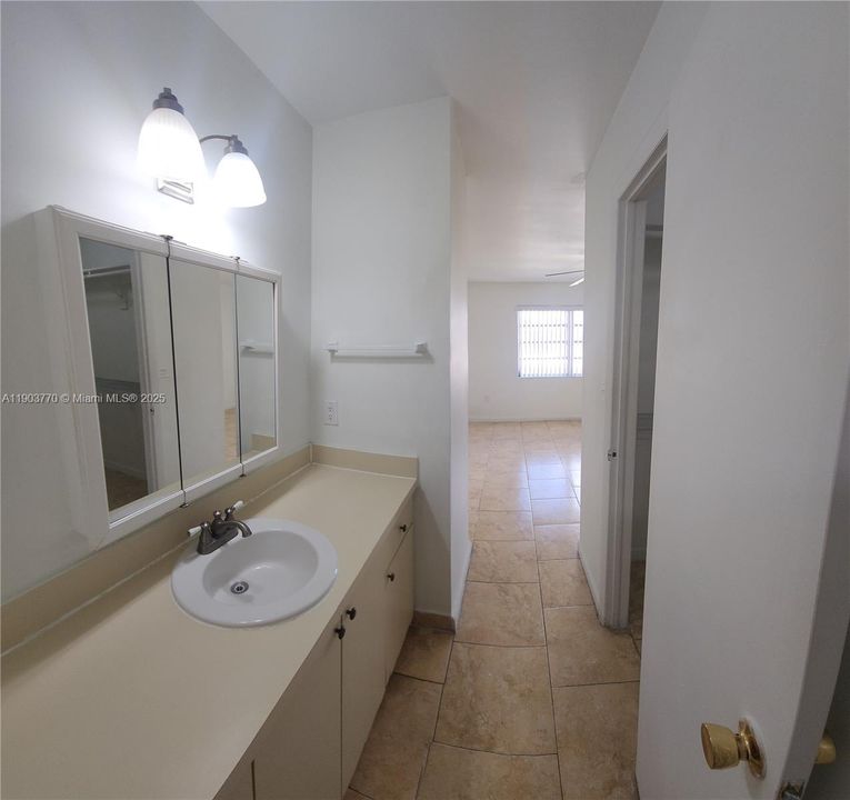 For Rent: $1,674 (1 beds, 1 baths, 610 Square Feet)