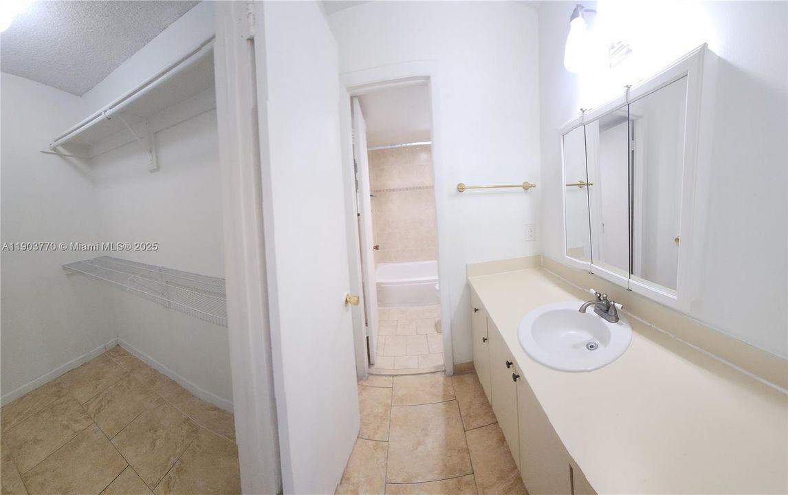 For Rent: $1,674 (1 beds, 1 baths, 610 Square Feet)