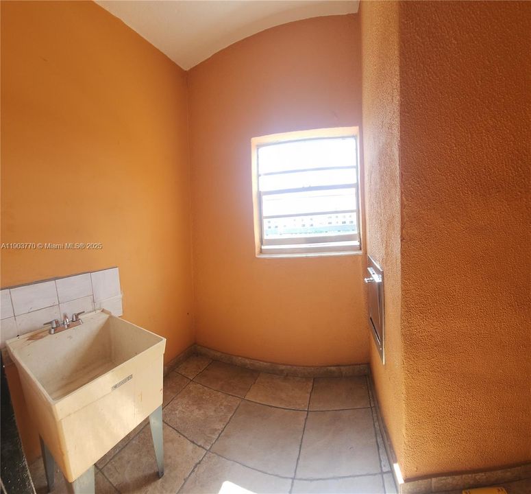 For Rent: $1,674 (1 beds, 1 baths, 610 Square Feet)