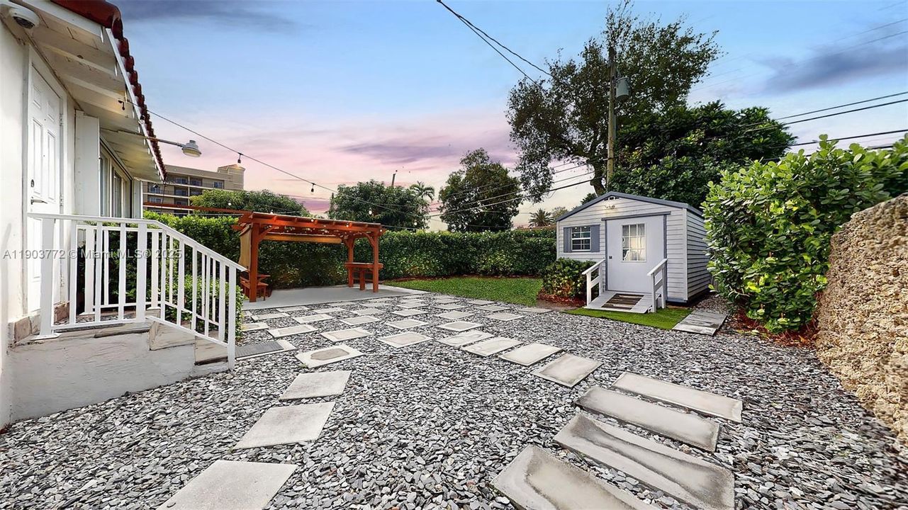 Recently Rented: $3,750 (3 beds, 2 baths, 1272 Square Feet)