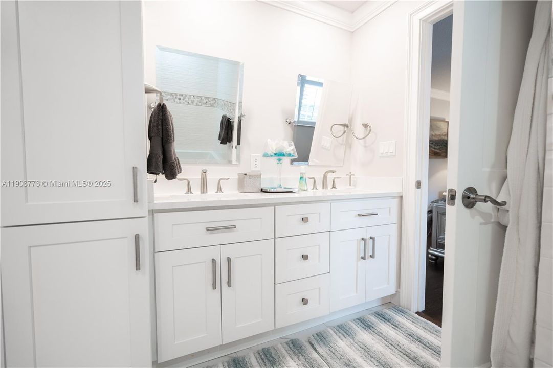 En Venta: $1,400,000 (4 camas, 3 baños, 2532 Pies cuadrados)