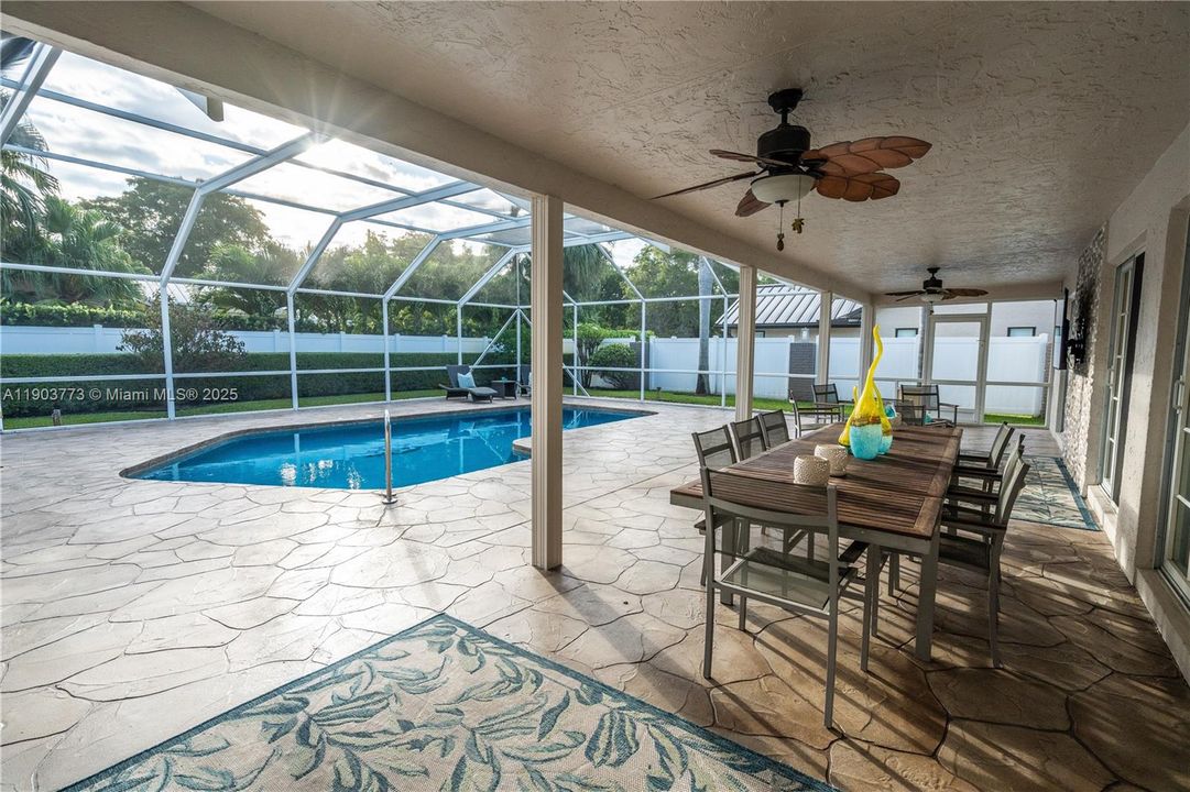 En Venta: $1,400,000 (4 camas, 3 baños, 2532 Pies cuadrados)