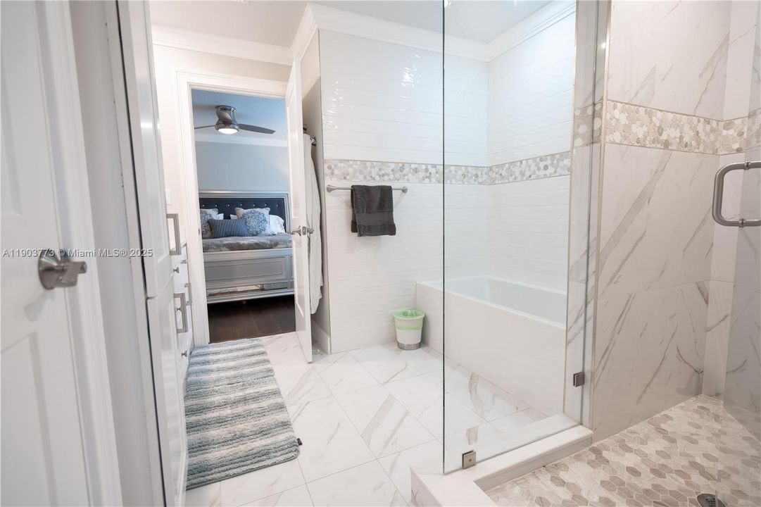 En Venta: $1,400,000 (4 camas, 3 baños, 2532 Pies cuadrados)